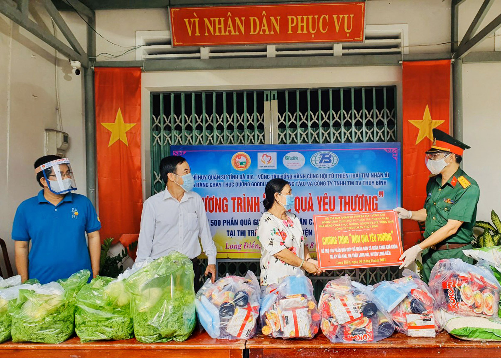 Xông pha dập dịch, giúp dân chu đáo